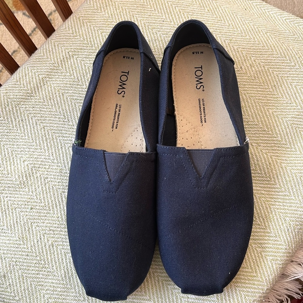 Toms slip on canvas shoe.